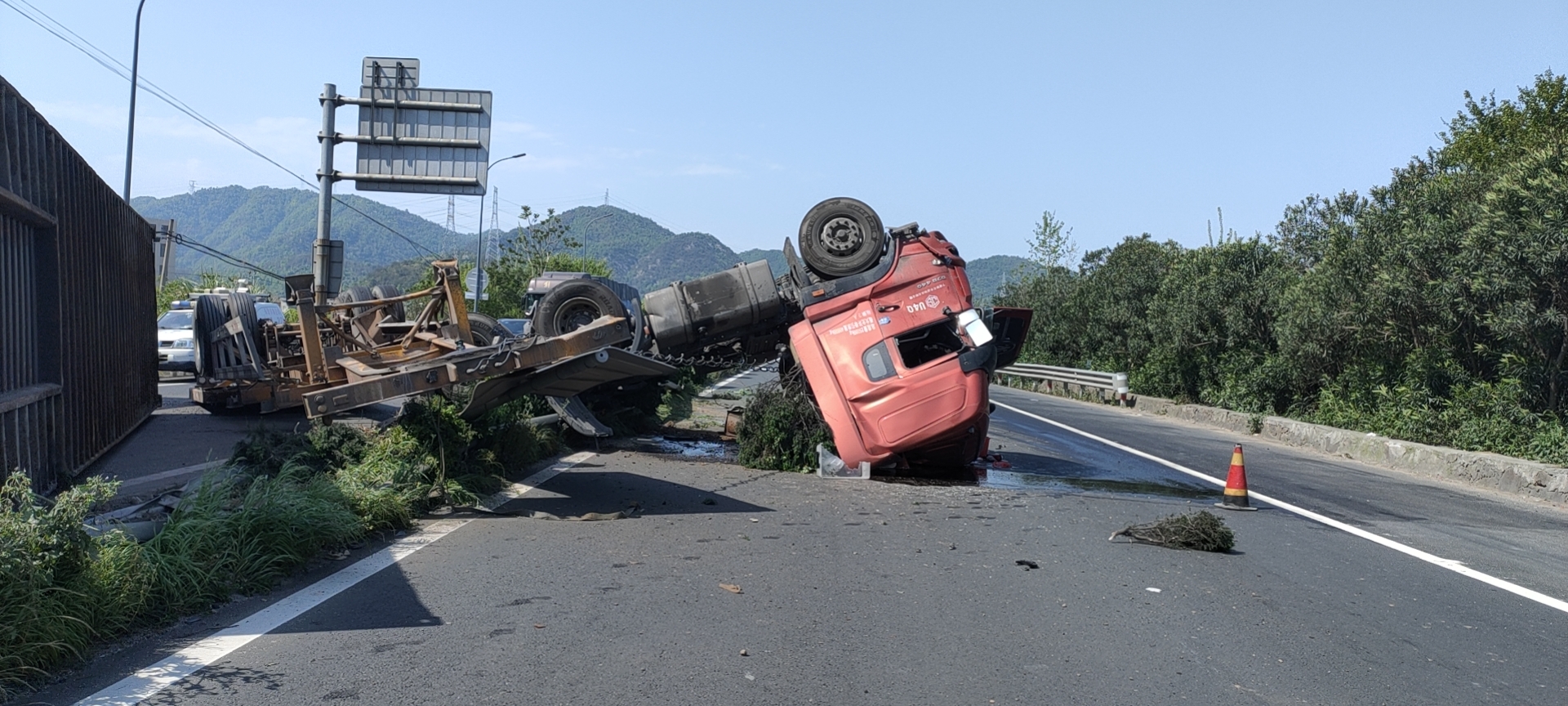 集裝箱翻車事故現(xiàn)場1.jpg